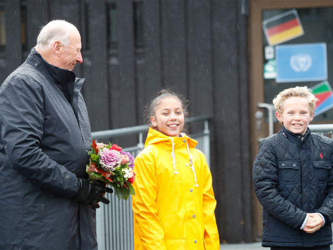 Vanessa og Wilfred viste Kongen omkring på skolen sin. Foto: Terje Bendiksby / NTB scanpix